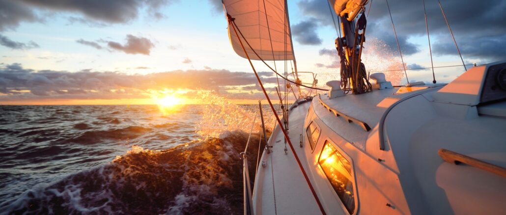 Yacht auf der Ostsee bei Sonnenuntergang