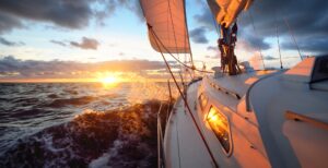 Yacht auf der Ostsee bei Sonnenuntergang